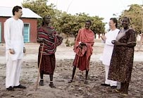 R.Mauro et moi avec les Masai du Village de la Joie en Tanzanie (Jan'04)