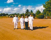 Sur la route Transafricaine à Veyula (Tanzanie), avec r.Mauro, r.Osvaldo et p.Fulgenzio (Jan '04)